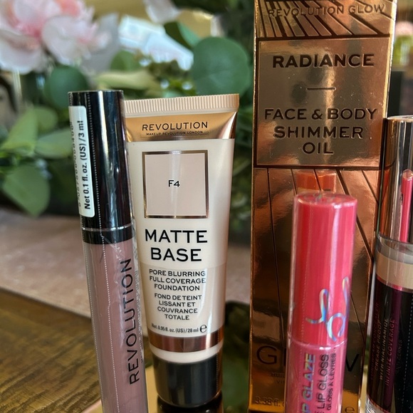 Revolution 7 Piece Beauty Kit - Picture 2 of 5